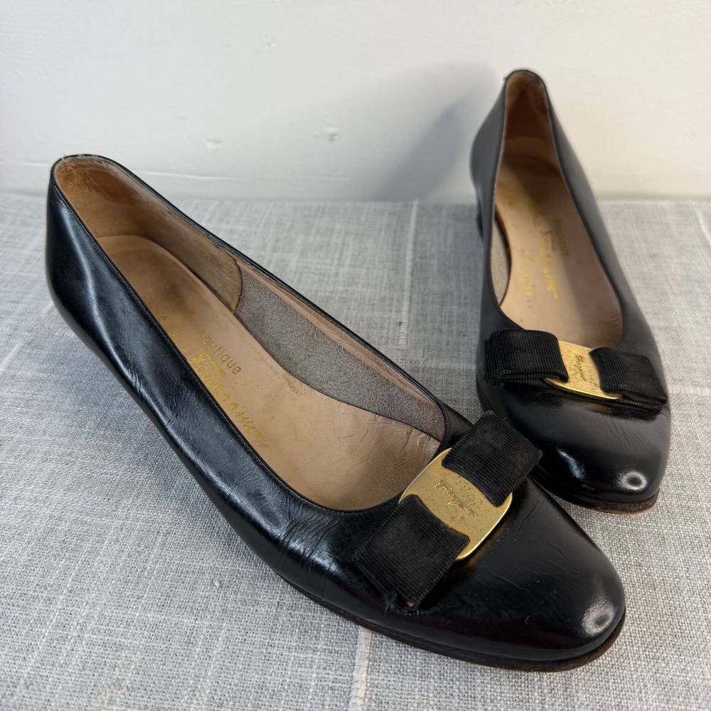 Salvatore Ferragamo Vara Pumps Black Leather Bow Size 9 A4 Narrow Block Heel